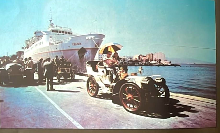 Antika otomobiller İzmir Limanı’na geldiğinde. Arka planda Truva feribotu